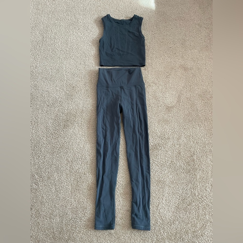 Athleta Cutout Knit Grey Blue Top & Pants Legging Set
Size XXS/XS Pre-owned